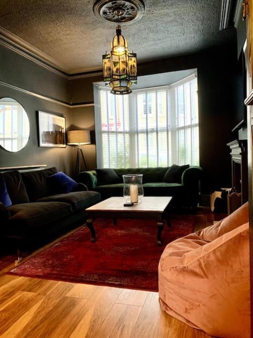 Chic Townhouse Near Tunnels Beaches Ilfracombe Extérieur photo
